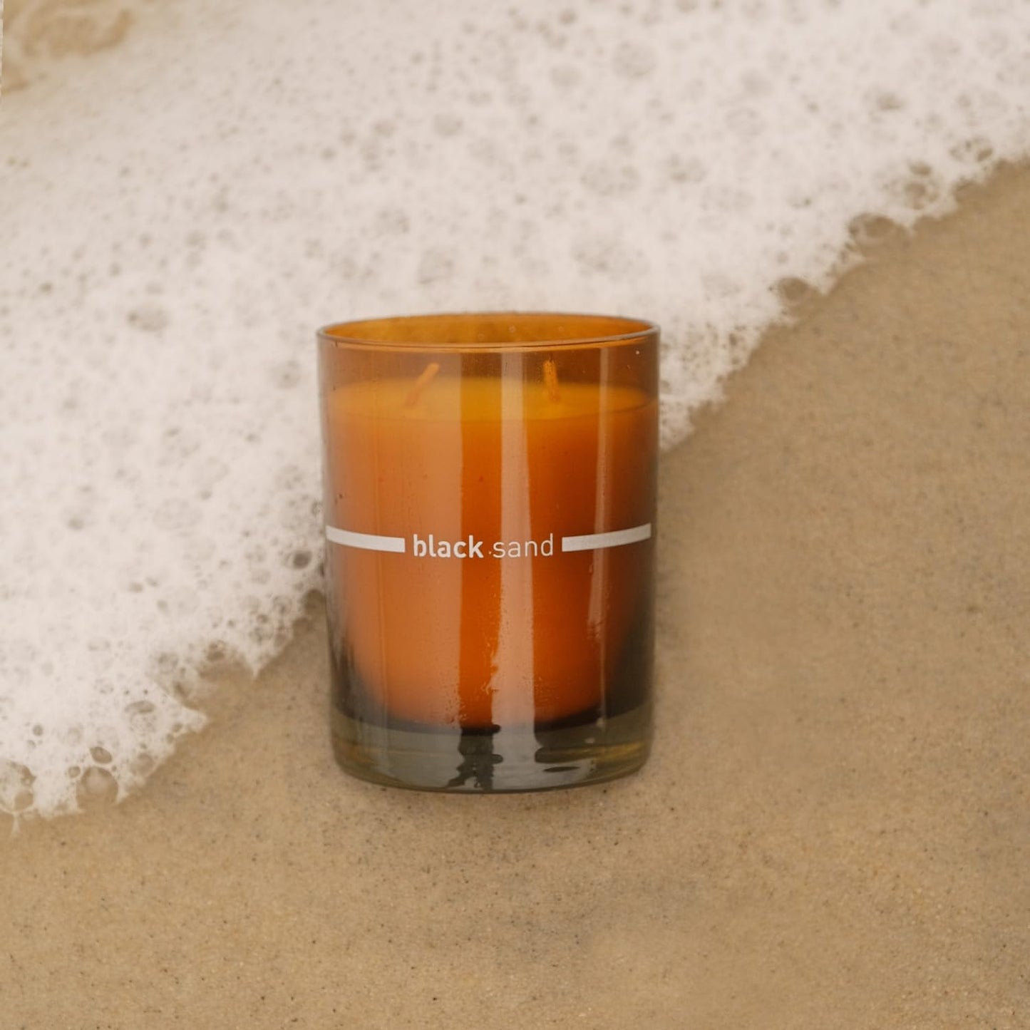 FINN & CO. Black Sand Candle – 9.5 oz Soy Wax, Amber Jar, Beach-Inspired Scent