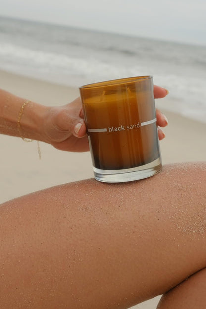 FINN & CO. Black Sand Candle – 9.5 oz Soy Wax, Amber Jar, Beach-Inspired Scent