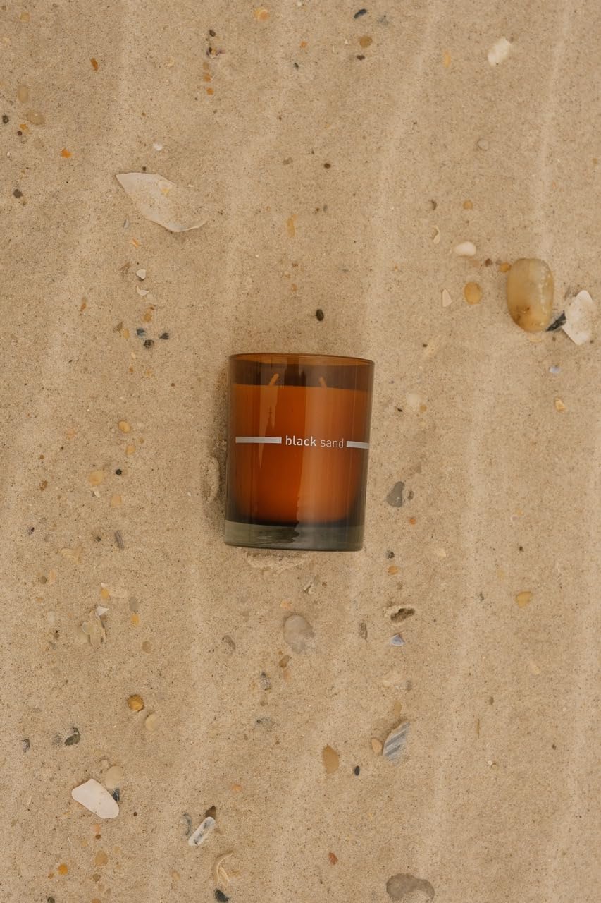 FINN & CO. Black Sand Candle – 9.5 oz Soy Wax, Amber Jar, Beach-Inspired Scent