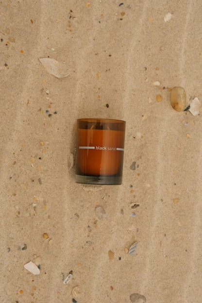 FINN & CO. Black Sand Candle – 9.5 oz Soy Wax, Amber Jar, Beach-Inspired Scent