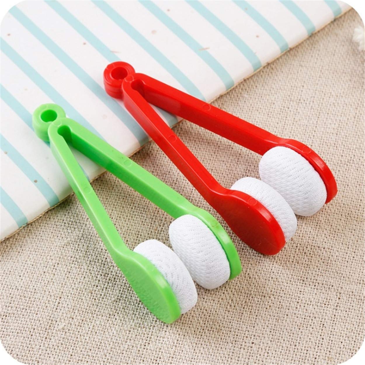 LERORO 12 Pcs Mini Microfiber Glasses Cleaner Clips – Eyewear Cleaning Tool (Random Color)