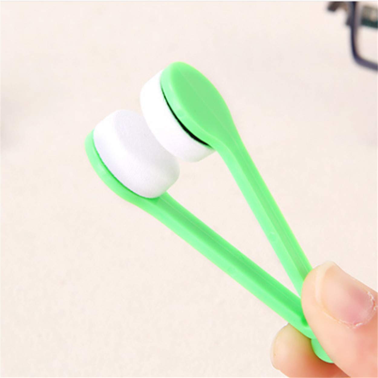LERORO 12 Pcs Mini Microfiber Glasses Cleaner Clips – Eyewear Cleaning Tool (Random Color)