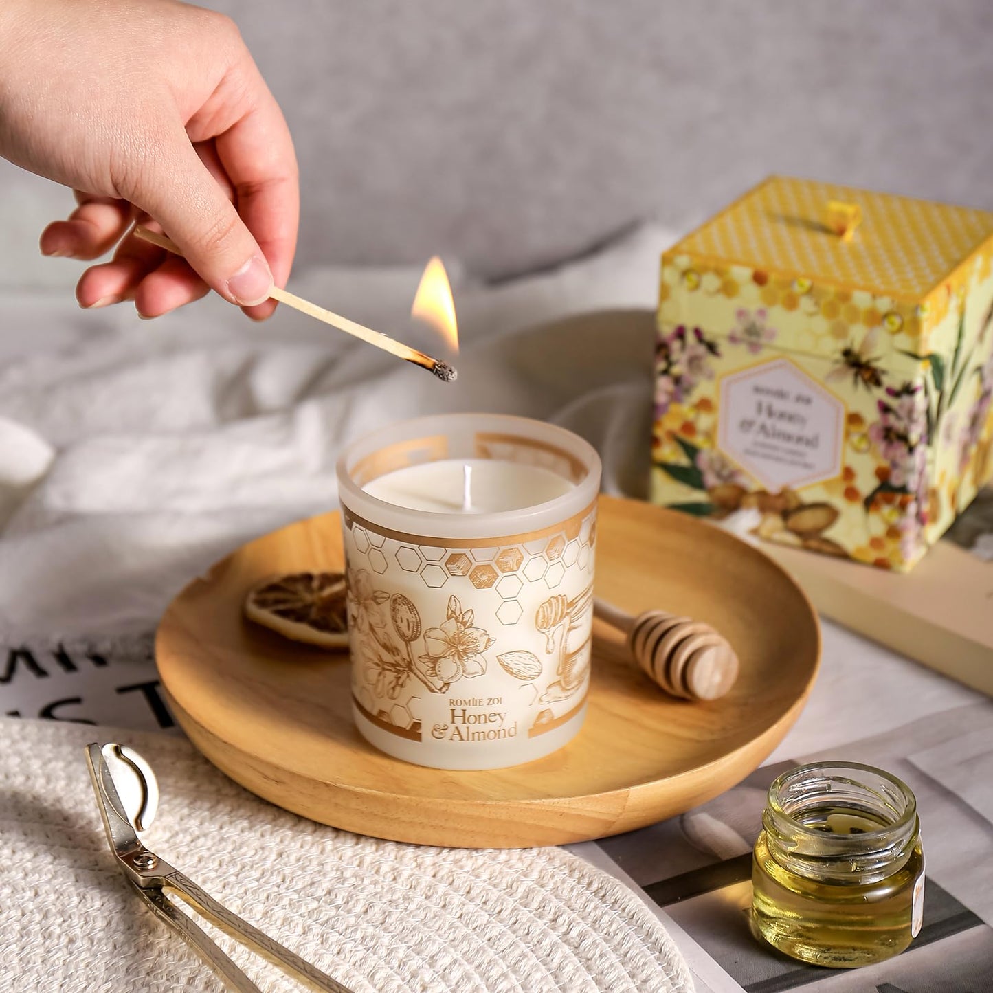 ROMIIE ZOI Aromatherapy Candle – Honey & Almond (6oz) | Soy Wax